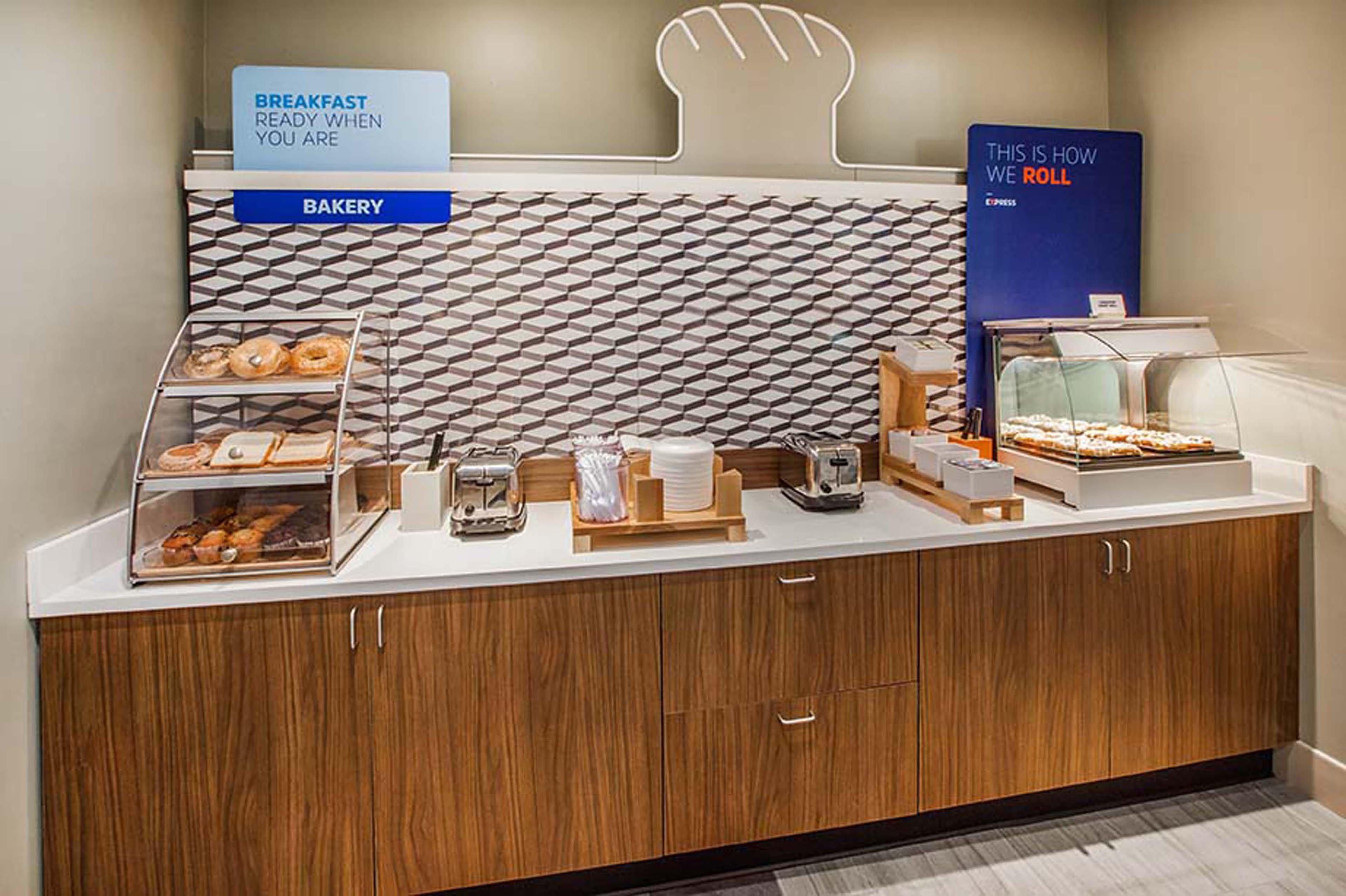 Holiday Inn Express Hotel & Suites Wichita Northeast By Ihg Bagian luar foto