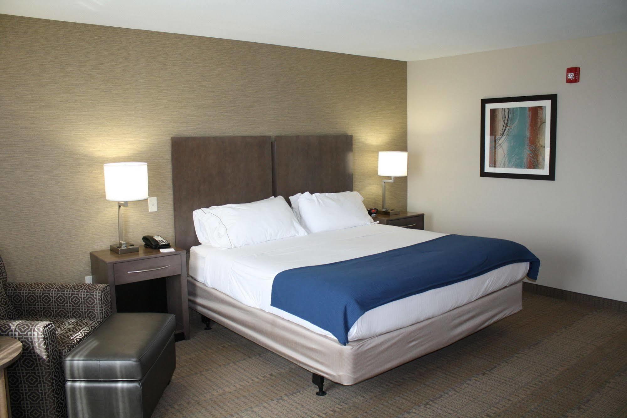 Holiday Inn Express Hotel & Suites Wichita Northeast By Ihg Bagian luar foto