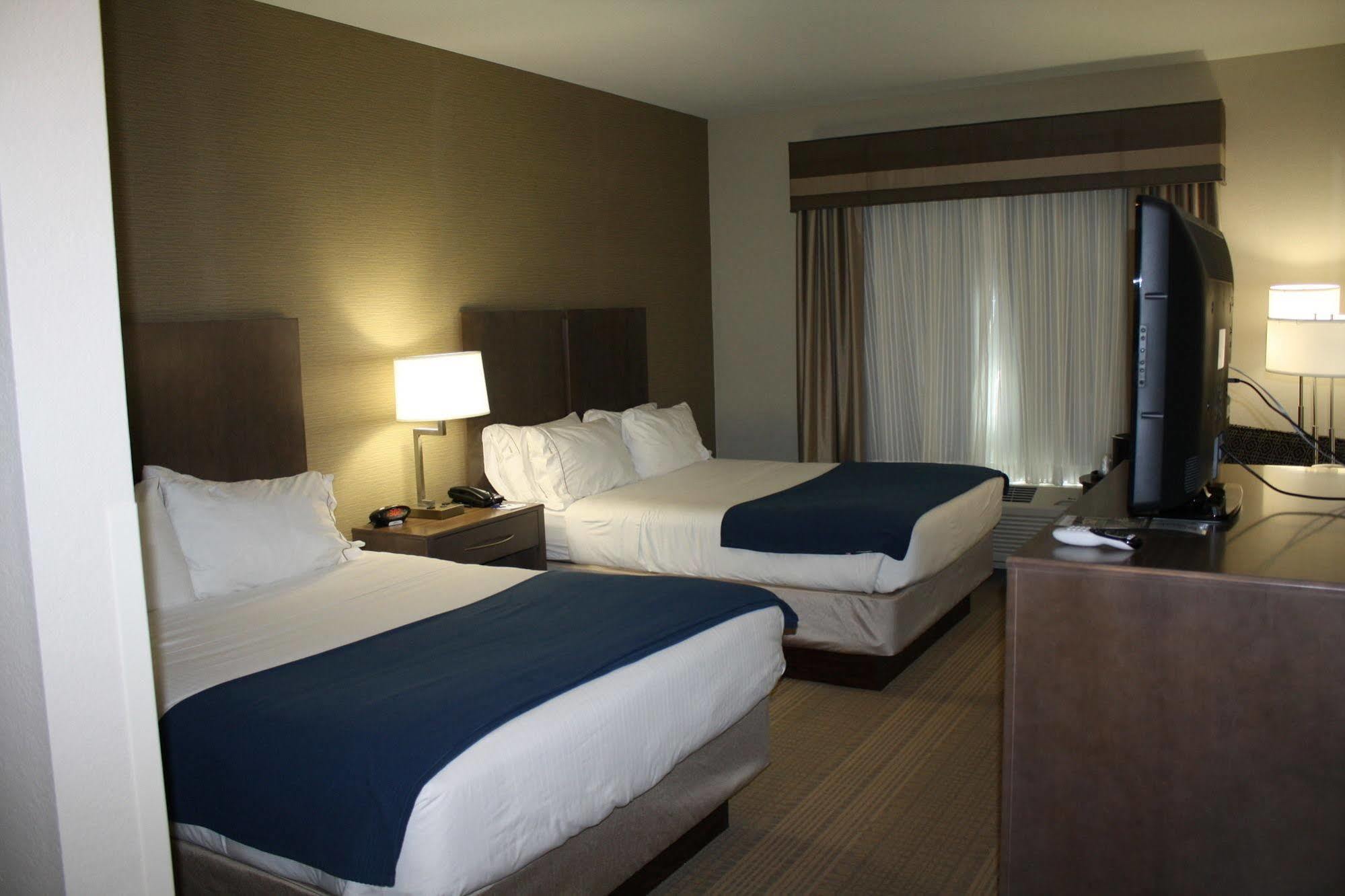 Holiday Inn Express Hotel & Suites Wichita Northeast By Ihg Bagian luar foto