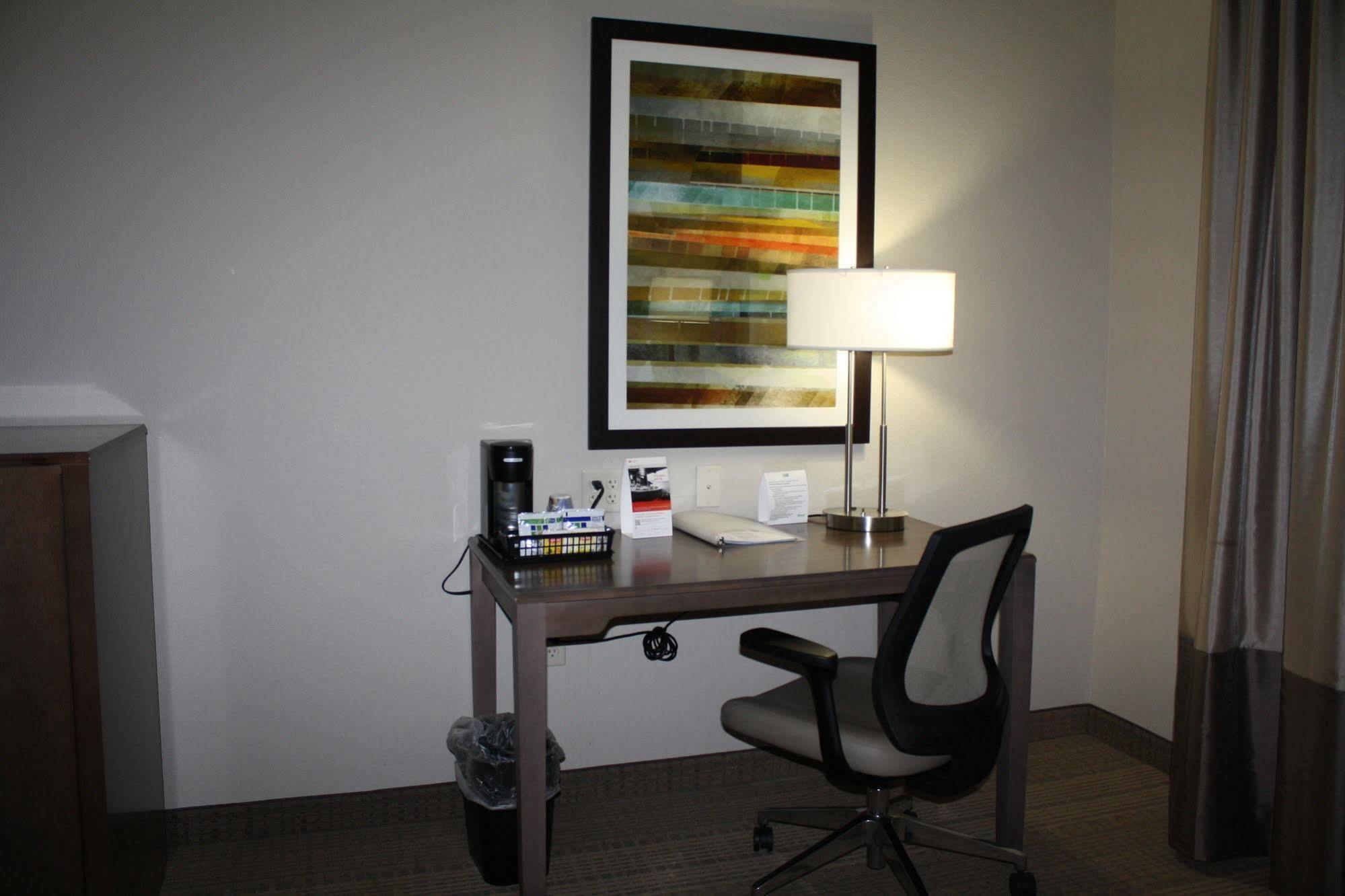 Holiday Inn Express Hotel & Suites Wichita Northeast By Ihg Bagian luar foto