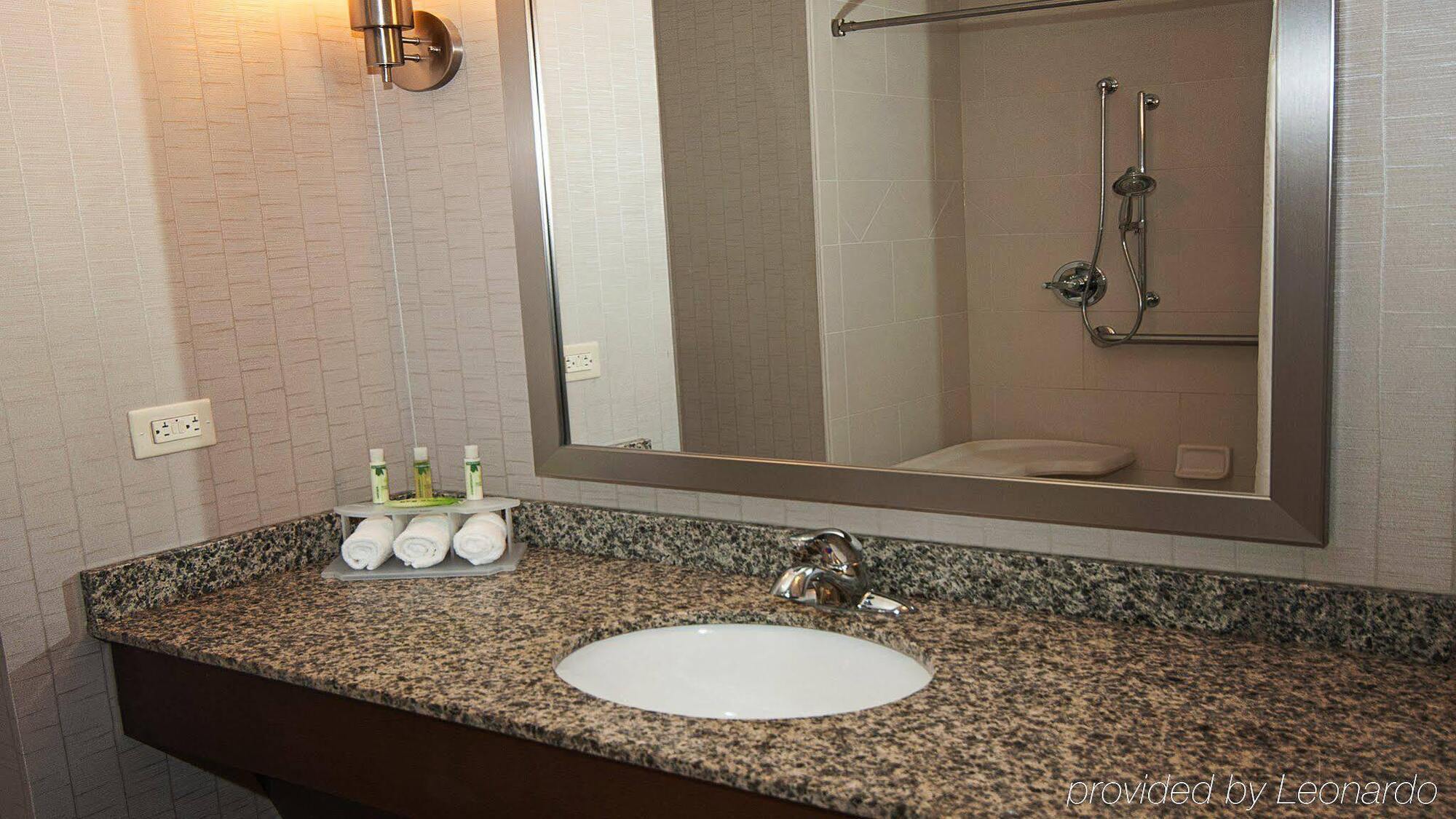 Holiday Inn Express Hotel & Suites Wichita Northeast By Ihg Bagian luar foto